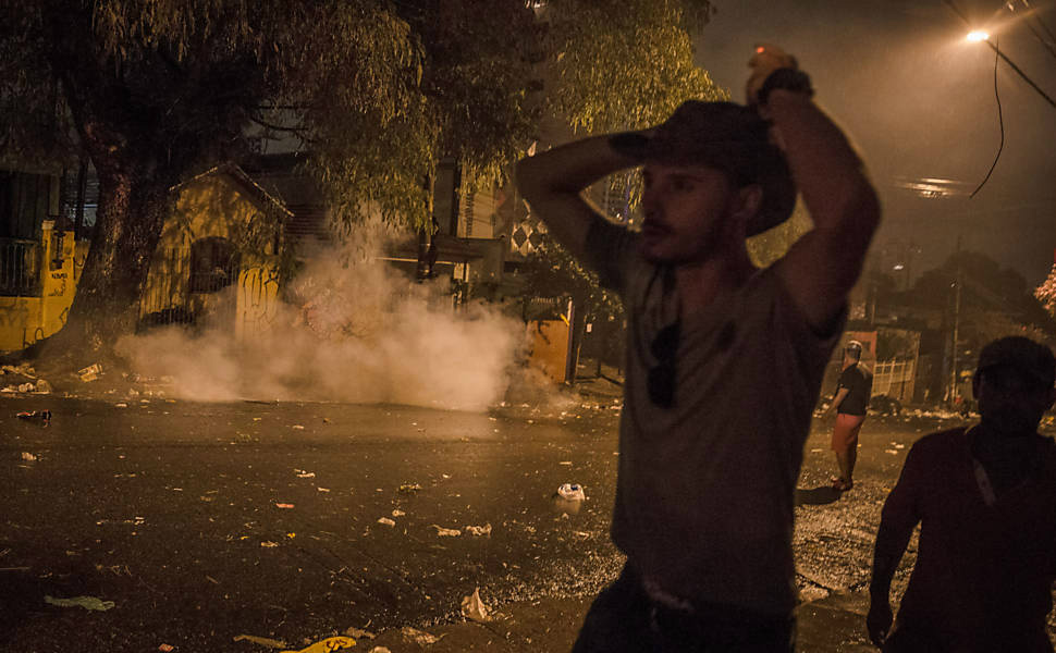 PM usa bombas de gás para dispersar foliões na Vila Madalena