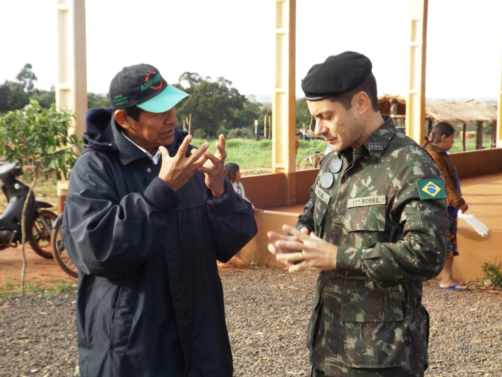 Regimento do exército realiza ação cívico social em aldeia de Amambai Tenente Coronel Régis Rodrigues Nunes, comandante do Regimento, e o capitão da aldeia Amambai, Italiano Vasque.