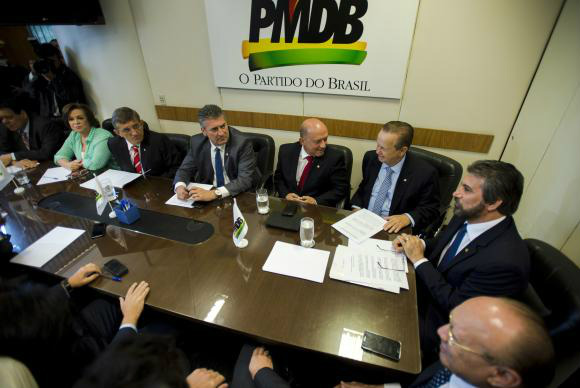 Renan critica Temer e o responsabiliza por divisão no PMDB A Comissão Executiva Nacional do PMDB se reúne na Câmara dos Deputados e decide permitir novas filiações somente com aval do colegiado