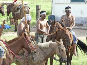 Índios kadiwéu em uma das fazendas ocupadas(Foto: Reprodução/TV Morena)
