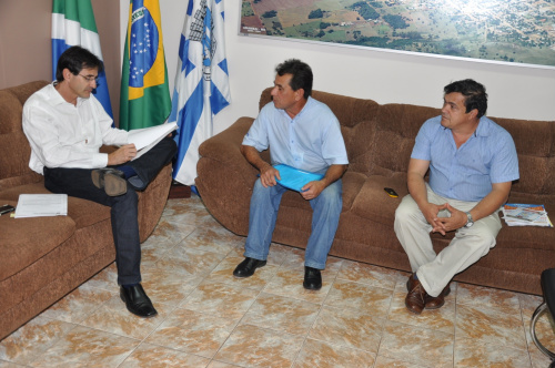 Novo presidente das vilas Fioramonte, Alba, Mariana e São Luiz visita prefeitura Prefeito Dirceu Lanzarini juntamente com Ajala Marques, presidente da Associação de Moradores e com o presidente do Conselho Comunitário, Alcibes