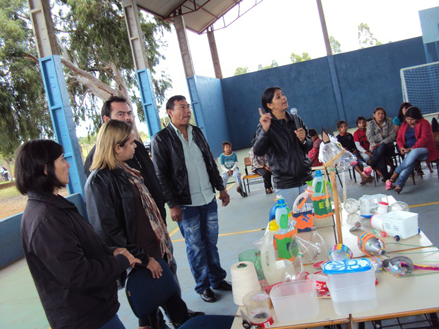 Oficina de Reciclagem de Lixo realizada na semana de comemorações alusivas ao Dia do Índio.