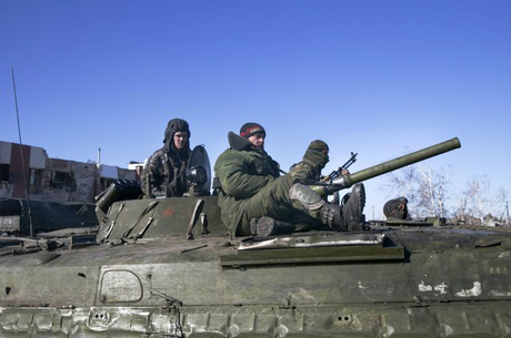 Mesmo com cessar-fogo, exército e separatistas combatem na Ucrânia