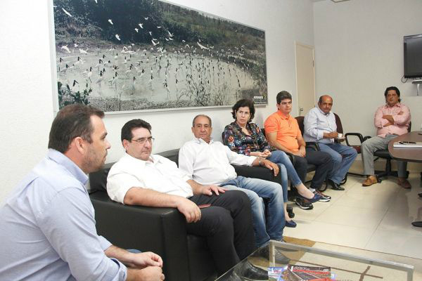 Prefeitos traçam estratégias para enfrentar crise após temporais Prefeitos que integram a diretoria da Assomasul e das cidades atingidas pelas fortes chuvas que caíram no Estado nos últimos dias se reuniram em Campo Grande para traçar estratégias visando enfrentar a situação e resolver os problemas pontuais nas regiões mais afetadas / Foto: Divulgação