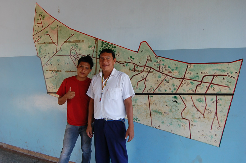 O coordenador pedagógico, Delfino Borvão (D), e o professor de Artes, Jânio Ávalo; ao fundo, pintura em parece da escola do mapa da aldeia;