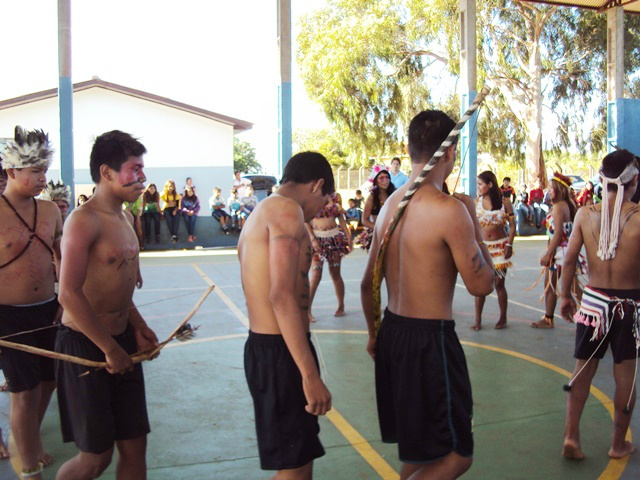 Com o grupo de dança, por exemplo, a escola  retoma seu espaço e valoriza a cultura. 