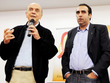 Serra critica a política de distribuição de remédios contra a aids e defende a quebra de patentes José Serra no Fórum das ONGs de AIDS, ao lado de Rodrigo Pinheiro. (Foto: Cacalos Garrastazu)
