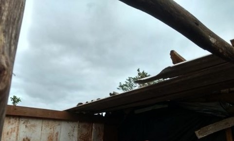 Pelo menos duas casas ficaram destelhadas / Foto: Divulgação