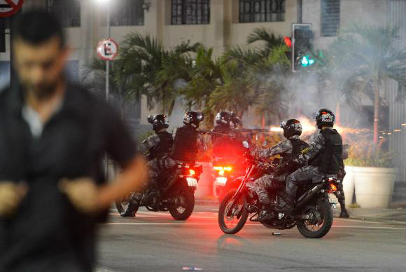 PM reprime manifestantes e joga bombas dentro de bar no centro do Rio Foto: Divulgação