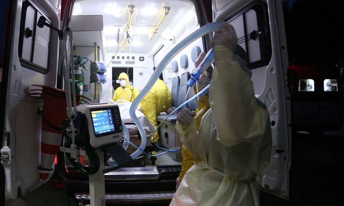 Covid-19: país tem 844 novas mortes registradas; total chega a 13.993 Foto: Rahel Patrasso/Reuters