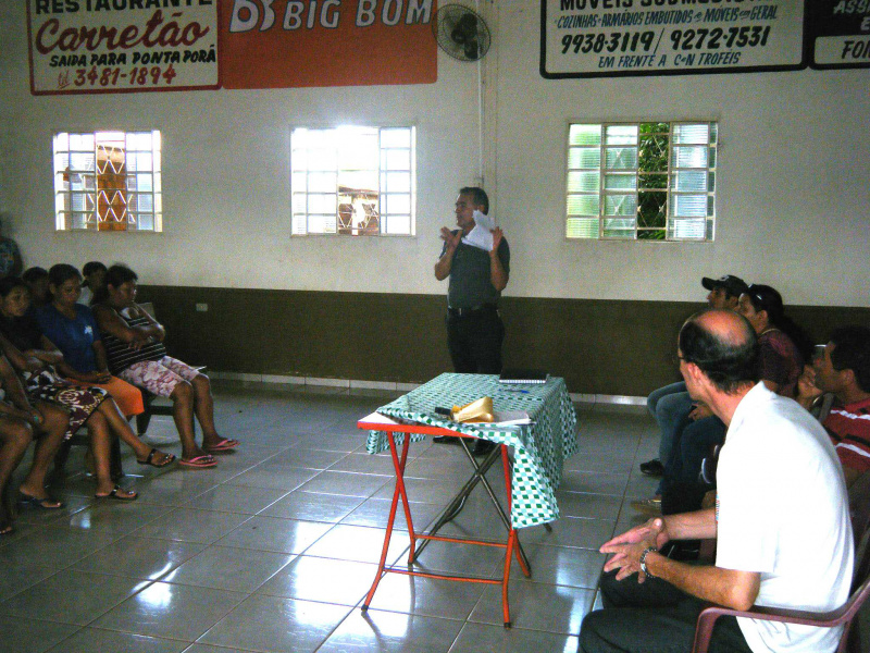Prego e dirigentes do PSB realizam reunião com moradores da vila Cristina Vereador Prego durante reunião com moradoresFoto: Assessoria