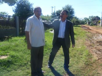 Vereador Anilson Prego conversando com morador, durante visita nas vilas / Fotos: Assessoria
