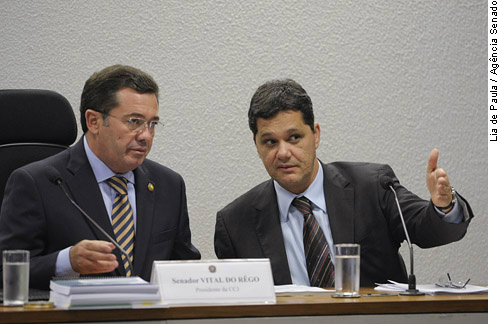 Vital do Rêgo (E), presidente da CCJ e Ricardo Ferraço (D), relator de seis propostas sobre maioridade penal