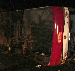 Acidente com ônibus no Paraná mata oito e deixa 30 feridos Acidente com ônibus no Paraná mata oito e deixa 30 feridos