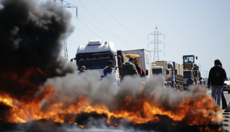Manifestantes atearam fogo em pneus e interromperam fluxo de caminhões na segunda-feira (Foto: Marcos Ermínio/Midiamax)