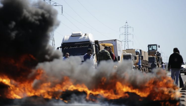 Caminhoneiros retomam manifestação contra a alta do diesel, confira os locais Manifestantes atearam fogo em pneus e interromperam fluxo de caminhões na segunda-feira (Foto: Marcos Ermínio/Midiamax)