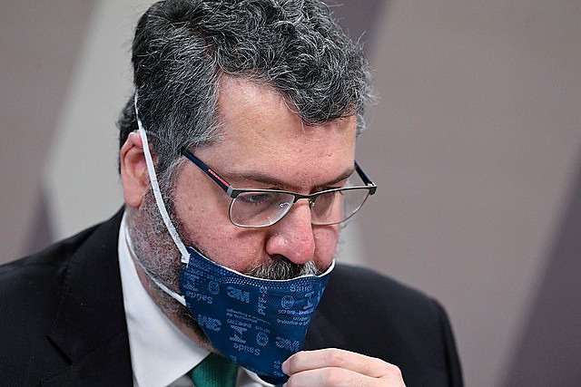 Ernesto Araújo tira Bolsonaro do foco e atribui a Pazuello a gestão da pandemia O ex-ministro evitou falar do presidente Jair Bolsonaro, direcionando todas as questões ao ex-ministro Eduardo Pazuello, que tem o direito de parmanecer calado durante a CPI - Jefferson Rudy/Agência Senado