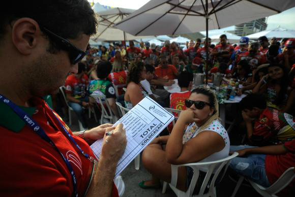 Rio de Janeiro - Integrantes de escolas de samba acompanham apuração no Sambódromo (Fernando Frazão/Agência Brasil) Agência Brasil/ Fernando Frazão