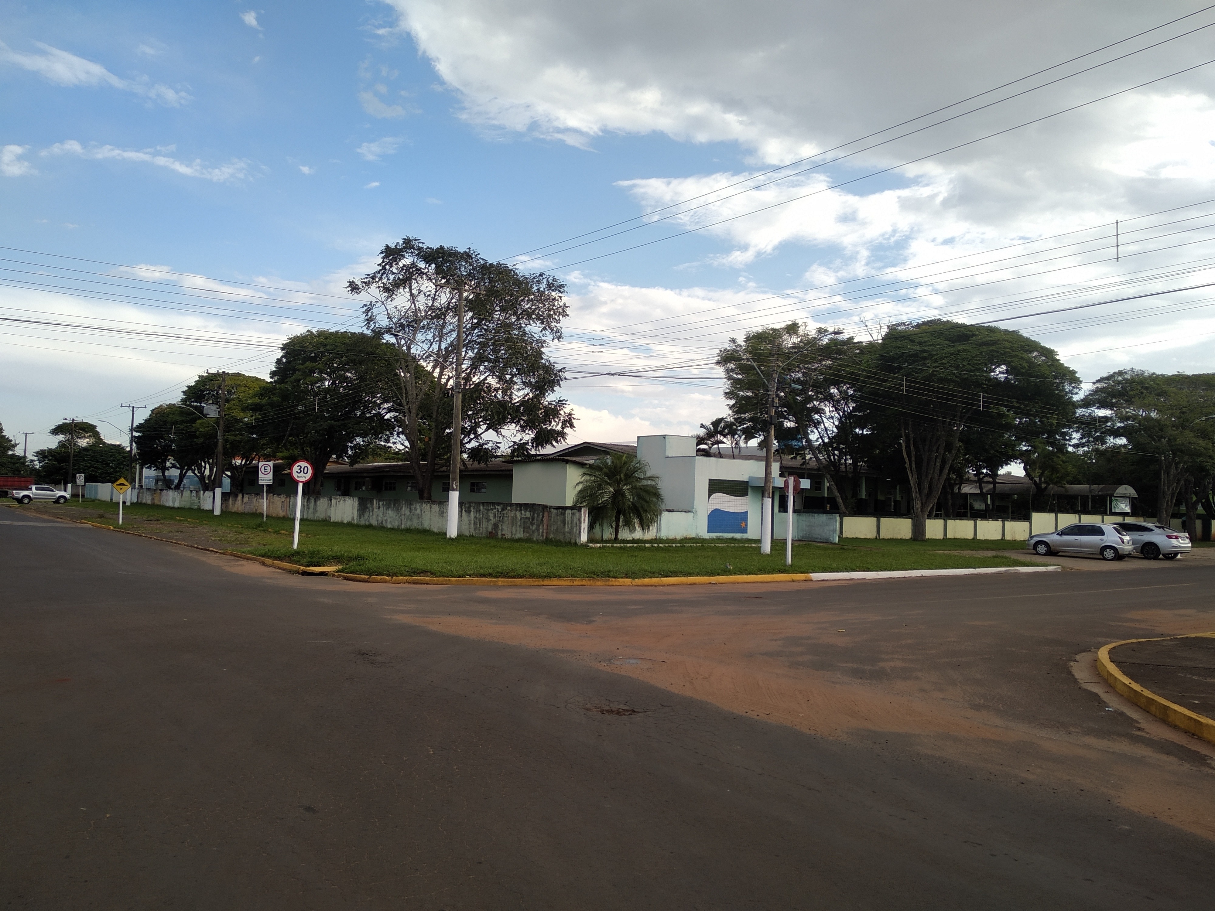 Vereador Prego reivindica implantação de pista de caminhadas ao redor da escola Dr. Fernando Corrêa da Costa / Foto: Moreira Produções