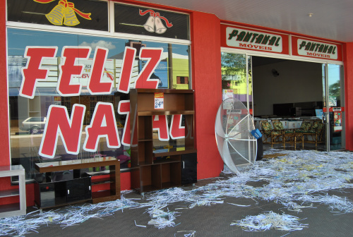 Natal em Amambai: lembrancinhas são trunfo dos comerciantes Lojas de moveis também entram no clima natalino. A Pantanal Moveis investe em atendimento de qualidade e facilidade no pagamento. Foto: Moreira Produções.