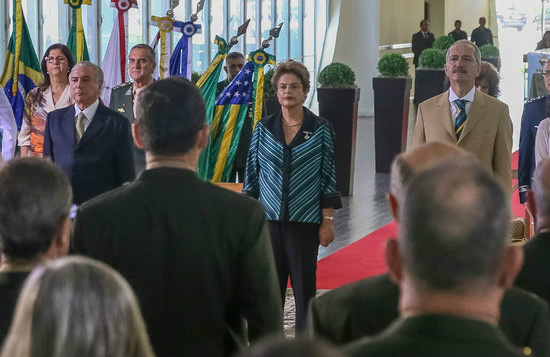Ao lado de Temer, Dilma exalta Forças Armadas Ao lado de Temer, Dilma exalta Forças Armadas