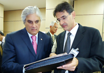 “O senador Delcídio é um dos políticos que mais trabalham por Amambai”. Amambai ganhou uma agência da Caixa.