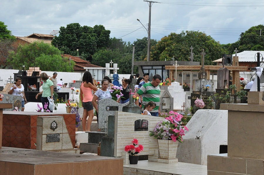 Cemitério comercializa flores e velas neste domingo Cemitério comercializa flores e velas neste domingo