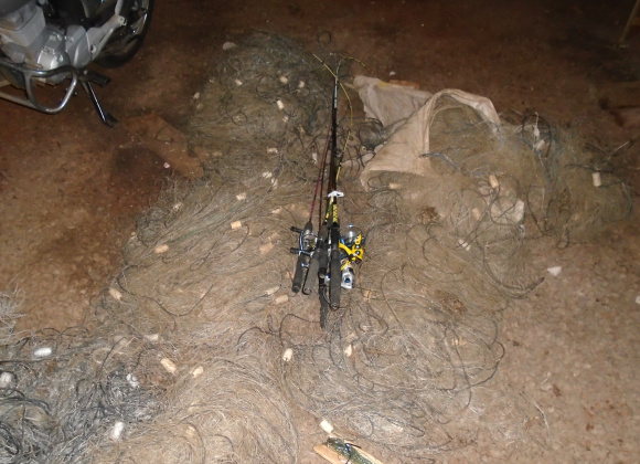 PMA apreende 1 km de redes de pesca e 154 anzóis de galho ilegais