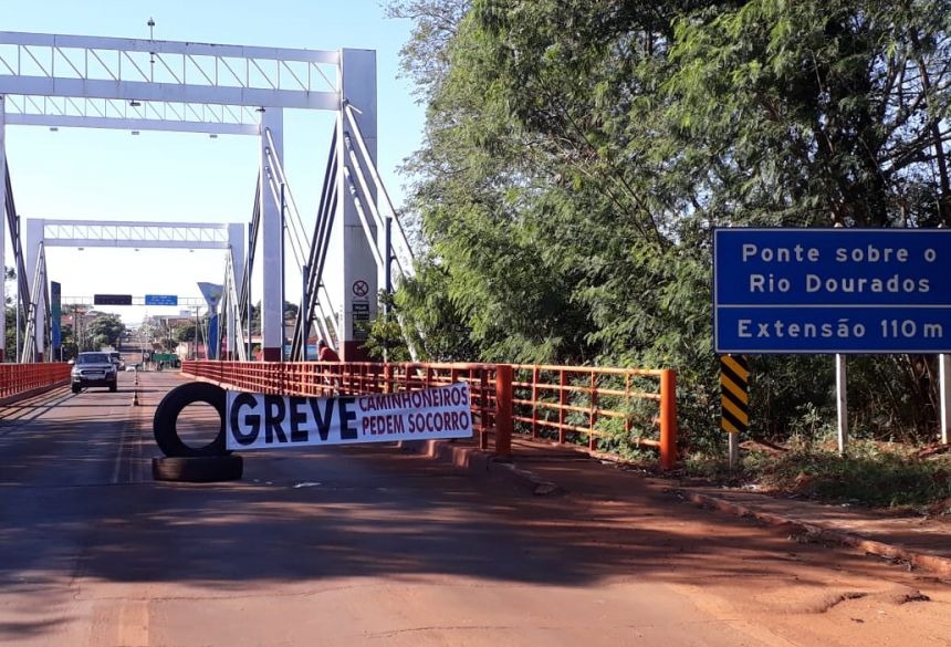 Protesto: caminhoneiros continuam com rodovia fechada em Fátima do Sul