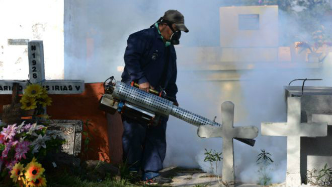 Agente de saúde borrifa jardim em Tegucigalpa, a capital de Honduras, em que ainda não houve surto do zika