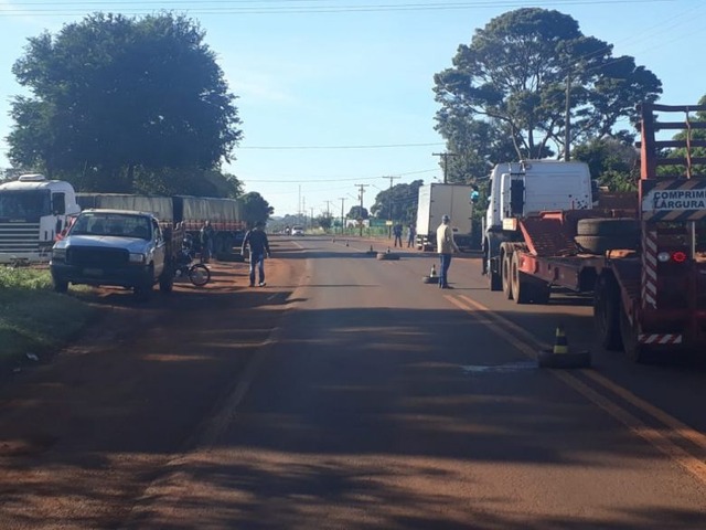 Protesto: caminhoneiros continuam com rodovia fechada em Fátima do Sul Protesto: caminhoneiros continuam com rodovia fechada em Fátima do Sul