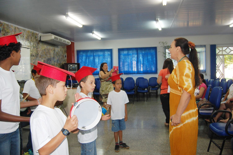 A professora Tereza Cristina esteve incentivando os alunos.