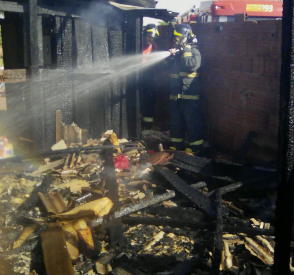 O fogo atingiu a casa onde o homem de 54 anos residia / Foto: Corpo de Bombeiros