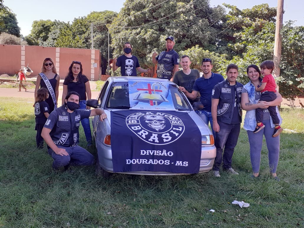 Insanos Motoclube e Capelania do Hospital Regional promovem ação social Ação distribuiu 5 mil peças de roupas e agasalhos / Foto: Divulgação