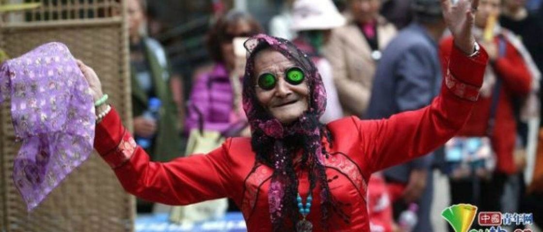 Senhorzinho de 74 anos se veste de mulher para agradar a própria mãe Foto: Divulgação