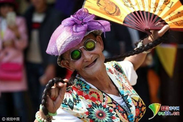 Senhorzinho de 74 anos se veste de mulher para agradar a própria mãe Li Yanglai se veste como mulher há 14 anos para agradar a mãeFoto: Divulgação