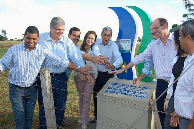 Em Amambai, governo de MS entrega casas para agricultores e premia alunos Foram entregues 71 unidades habitacionais rurais do Programa Minha Casa Meu Sonho para agricultores familiares de Amambai.