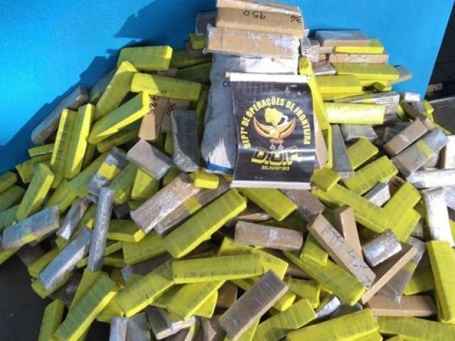 Adolescente de 16 anos é flagrado com 390 kg de maconha em carro Tabletes de maconha apreendidos no carro conduzido pelo adolescente (Foto: Divulgação / DOF)