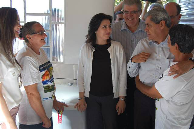 Em Amambai, governo de MS entrega casas para agricultores e premia alunos O governador André Puccinelli afirmou que a construção das habitações é resultado das parcerias.