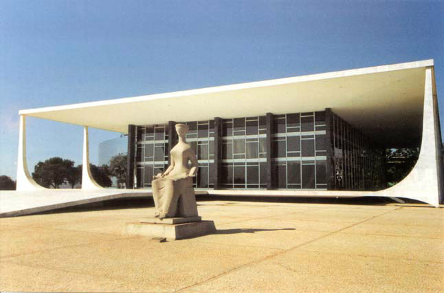 Se a maioria dos ministros entender que os recursos serviram apenas para atrasar o cumprimento das penas, a prisão imediata de parte dos condenados poderá ser decretada na sessão de hoje.
