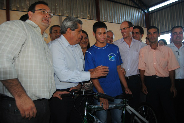 Em Amambai, governo de MS entrega casas para agricultores e premia alunos Os alunos do município de Amambai foram premiados com 70 tabletes de 8”, 70 tabletes de 7” e 70 bicicletas.