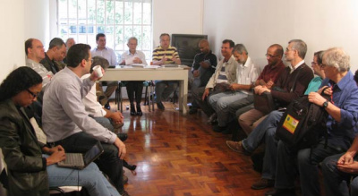 P-SOL decide se posicionar contra a candidatura do PSDB no segundo turno da eleição presidencial Reunião do PSOL, onde ficou decidido o apoio à candidatura de Dilma Rousseff (PT).