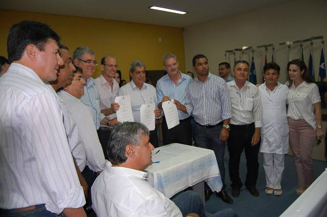 Em Amambai, governo de MS entrega casas para agricultores e premia alunos 13 municípios da região serão beneficiados com unidades habitacionais através do termo de cooperação entre o governo do Estado e a Coophaf/MS.