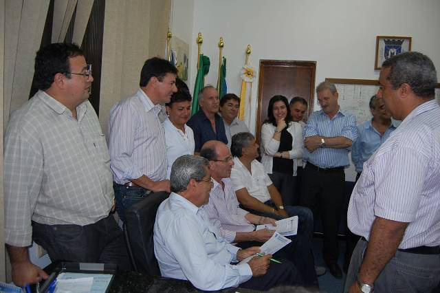 Em Amambai, governo de MS entrega casas para agricultores e premia alunos O prefeito e vereadores de Amambai apresentaram a André Puccinelli uma série de reivindicações.