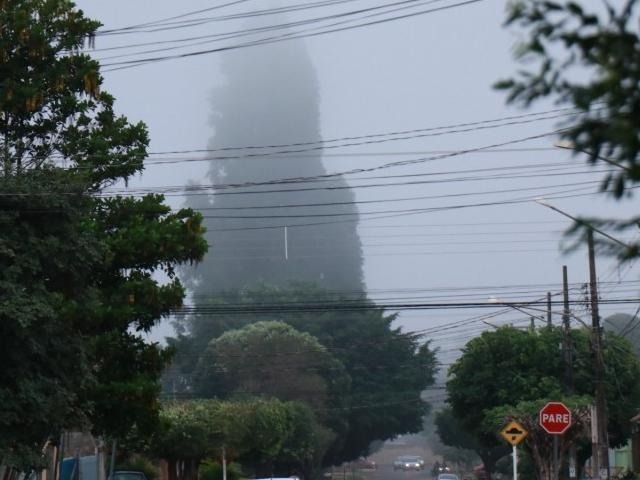 Frente fria derruba temperaturas e dia começa com neblina cobrindo cidade