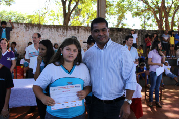 Vereador Nicoline durante entrega de certificado para a aluna Taís dos Santos / Foto: Assessoria