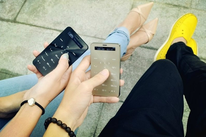Celular do tamanho de um cartão só faz ligações e tem bateria de 90 dias