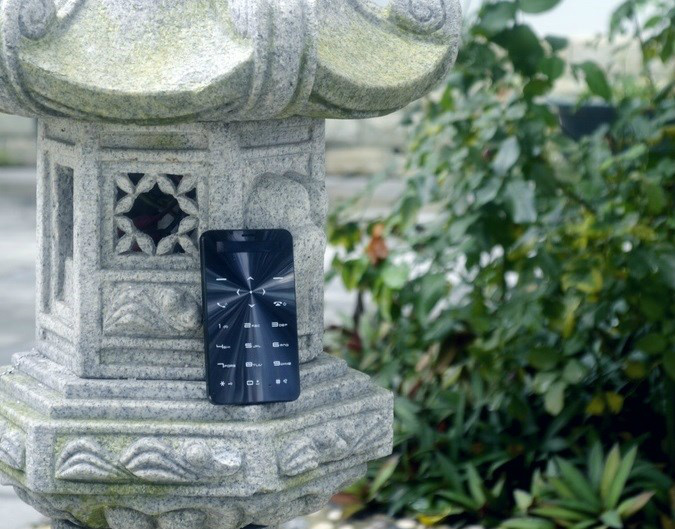 Celular do tamanho de um cartão só faz ligações e tem bateria de 90 dias