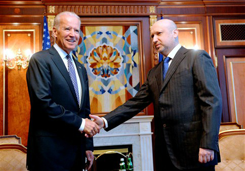 Biden oferece ajuda dos EUA a Kiev mas faz alerta contra corrupção