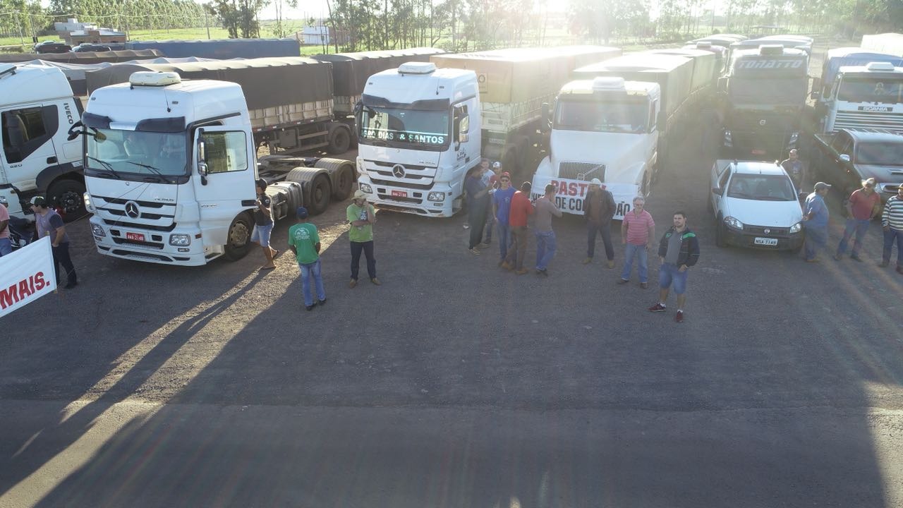 O bloqueio está acontecendo na rodovia estadual MS-386, no trecho que liga Amambai a Ponta Porã